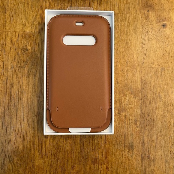 NIB Apple Leather Sleeve Case with MagSafe for iPhone 12 & 12 Pro - Saddle Brown - Picture 4 of 5
